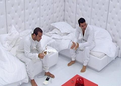 Boninho cogita uso do quarto branco nesta edição do 'BBB', e internautas comemoram