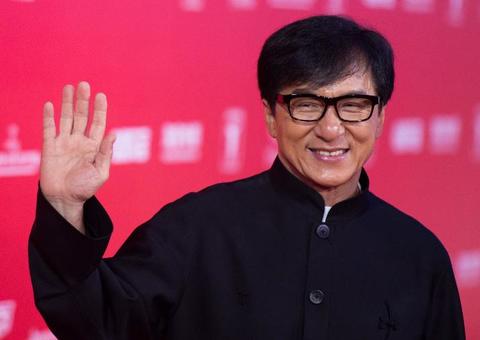 Após críticas, Jackie Chan oferece R$ 620 mil a quem encontrar uma cura para o coronavírus
