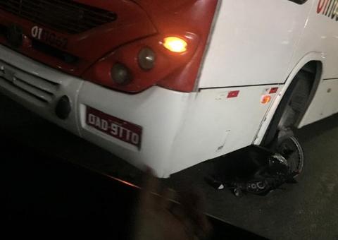 Acidente com motociclista deixa veículo esmagado por ônibus em Manaus