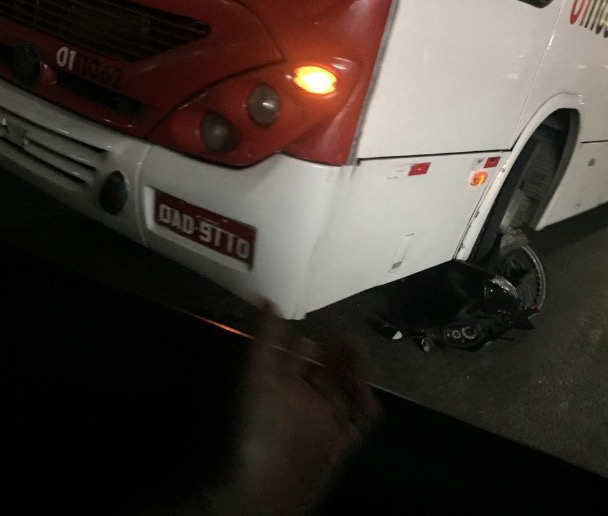 Acidente com motociclista deixa veículo esmagado por ônibus em Manaus