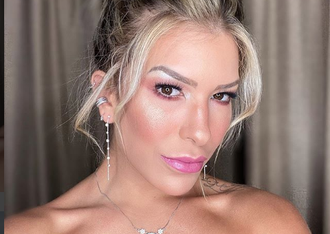 Lore Improta sensualiza de biquíni e esquenta clima na web