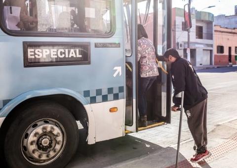 Ônibus deve parar em qualquer lugar quando solicitado por pessoas com deficiência