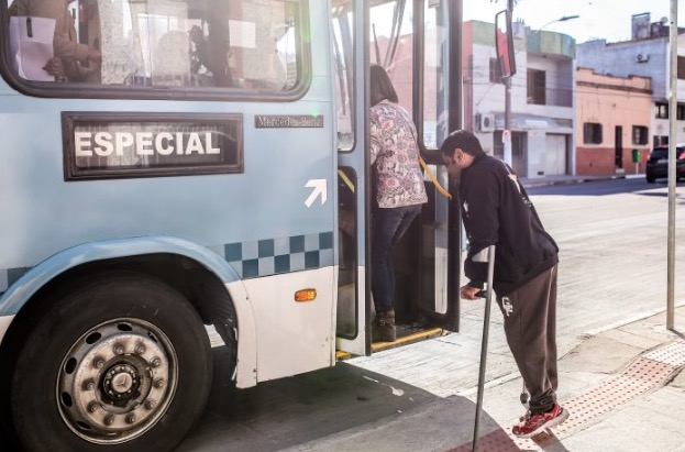 Ônibus deve parar em qualquer lugar quando solicitado por pessoas com deficiência