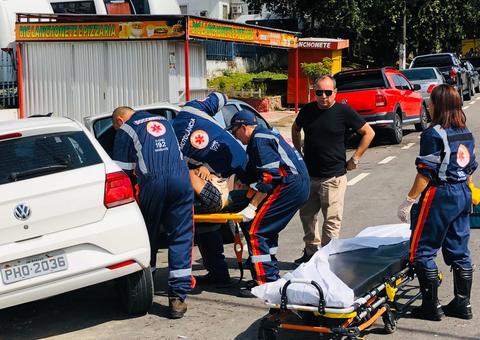 Homem fica preso às ferragens após carro ser atingido por caminhão em Manaus