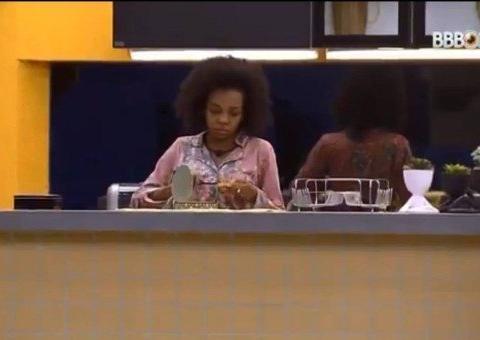 BBB20: Após Thelma chorar de fome, internautas protestam ‘Fome não é entretenimento’