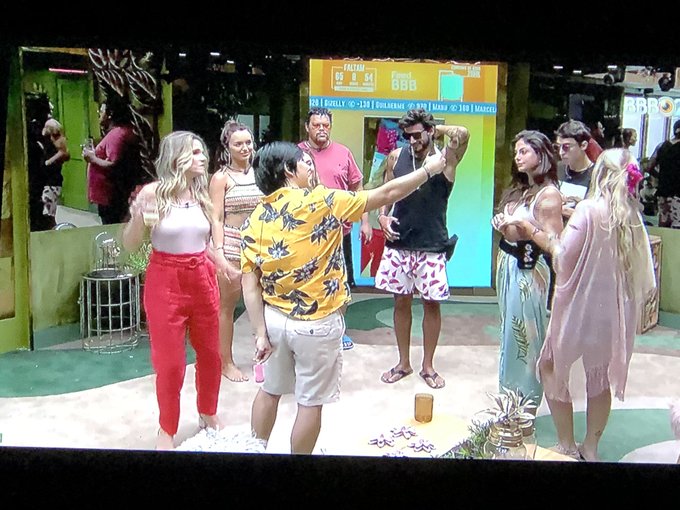 Famintos, brothers 'ignoram' Ingrid Guimarães e atacam comida no BBB20