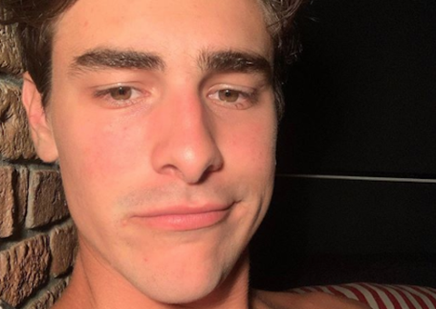 Ex de Sasha, Bruno Montaleone, posa sem camisa e fãs questionam: ‘cadê o umbigo?’