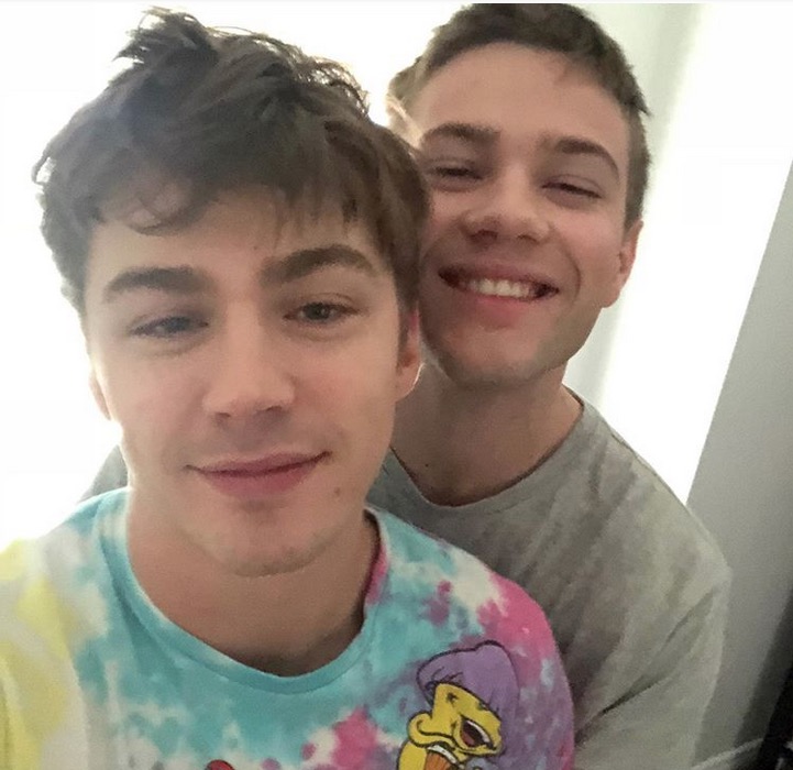 Astros da Netflix assumem namoro