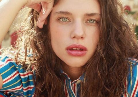 Bruna Linzmeyer posa com os seios de fora na casa de Zélia Duncan