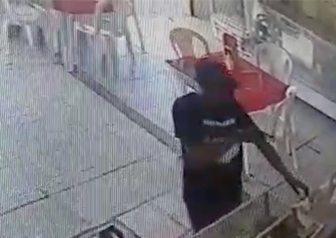 Em Manaus, suspeitos rendem funcionária e assaltam padaria em plena luz do dia