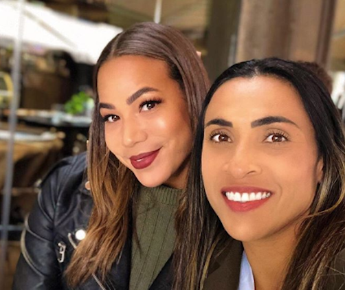 Marta e namorada fazem aniversário juntas e trocam declarações