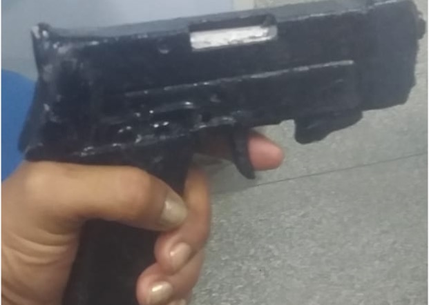 Baleado, homem pilota moto até hospital em busca de socorro e acaba preso em Manaus