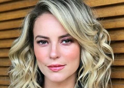 Paolla Oliveira mostra ‘pernão’ malhado em clique sensual: ‘se ame'