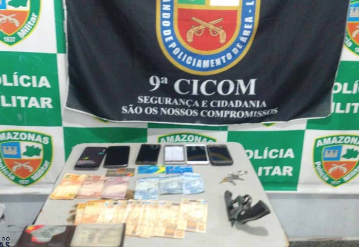 Com arma e mais de R$ 1 mil, grupo é preso suspeito de fazer arrastão em Manaus
