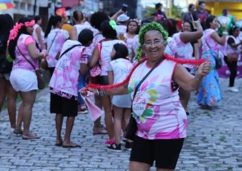 Ação de conscientização leva idosos para desfile das escolas de samba no Sambódromo