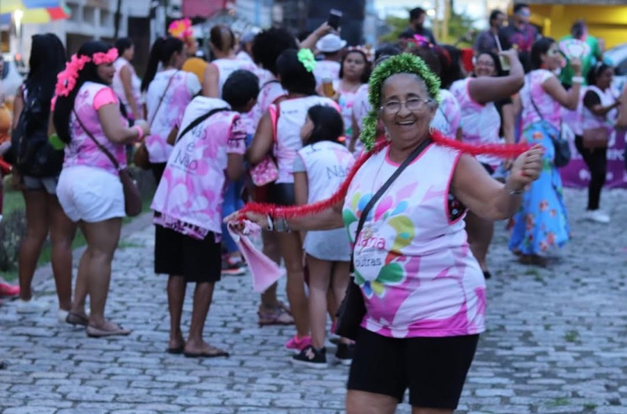 Ação de conscientização leva idosos para desfile das escolas de samba no Sambódromo