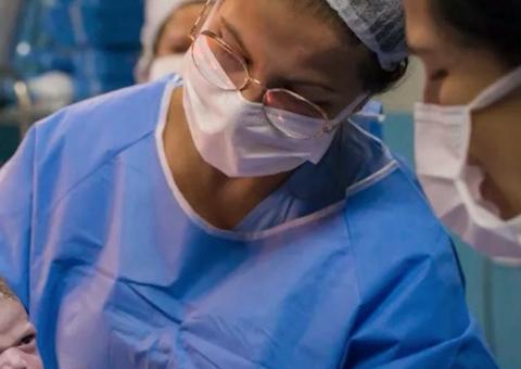 Bebê chama atenção por já nascer ‘brava’ 