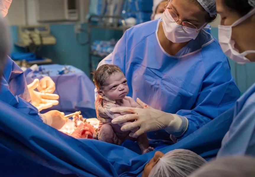 Bebê chama atenção por já nascer ‘brava’ 