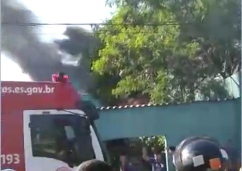 Avião monomotor cai sobre casa e deixa um morto e um ferido em Guarapari