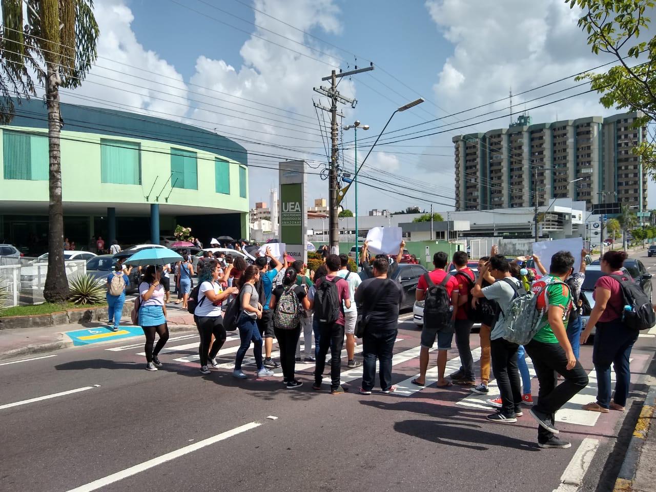 Estudantes da UEA fazem protesto por falta de professores em Manaus