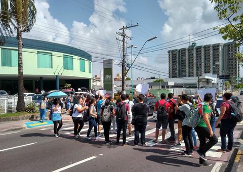 Estudantes da UEA fazem protesto por falta de professores em Manaus