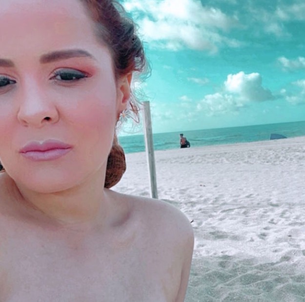 Maiara posa pelada em praia de nudismo nos EUA e troca beijos quentes com Fernando