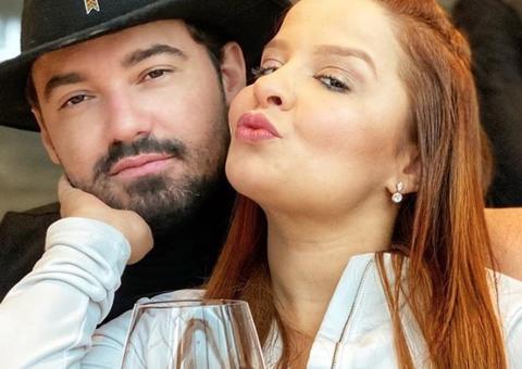 Maiara posa pelada em praia de nudismo nos EUA e troca beijos quentes com Fernando