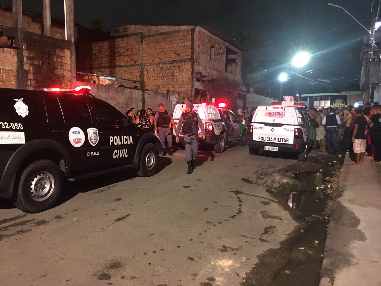 Homem invade casa para fugir de assassinos e acaba morto debaixo de cama em Manaus