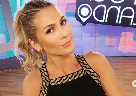 Ousada, Lívia Andrade mostra bumbum em look transparente para curtir carnaval