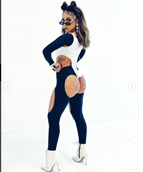 Inspirada em urso panda, Anitta sensualiza de body 'enfiado' no bumbum