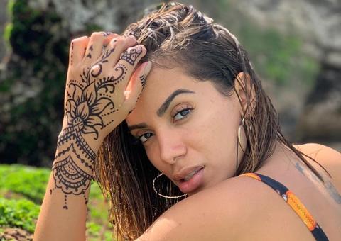 Inspirada em urso panda, Anitta sensualiza de body 'enfiado' no bumbum