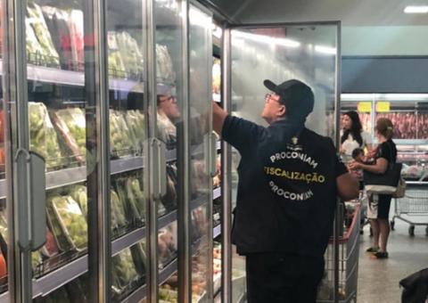 Procon Manaus apreende alimentos vencidos do supermercado DB