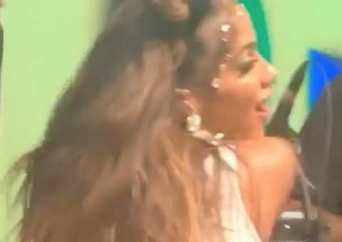 Com bunda para fora da calça, Anitta 'roça' rebolado enquanto é encoxada por Leo Santana  