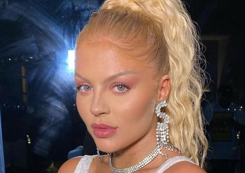 Luísa Sonza dá 'viradinha' de lado e expõe bumbum gigante em fio-dental  