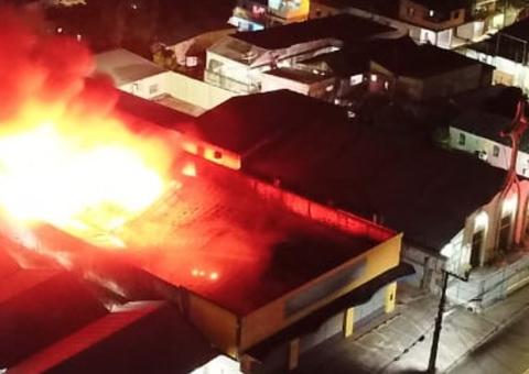 Imagens aéreas mostram fogo ‘engolindo’ antiga Esplanada  em Manaus