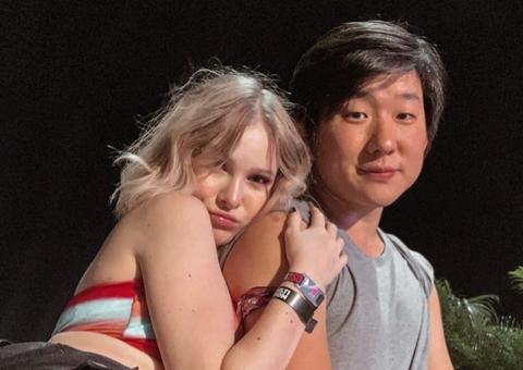 De fralda, esposa de Pyong Lee mostra barriga 4 dias após parto