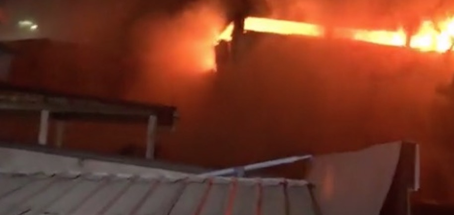 Muro desaba e cai em cima de casas durante incêndio em loja de colchões na Compensa