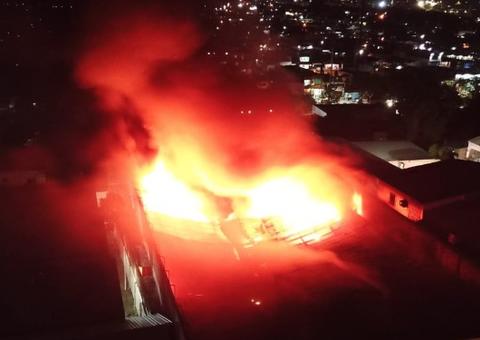 Com fumaça tóxica, moradores são retirados de casas próximas à antiga Esplanada 