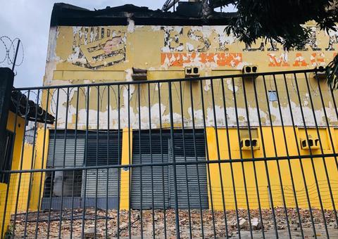 Mais de 12h após incêndio, bombeiros ainda tentam resfriar ruínas da antiga Esplanada