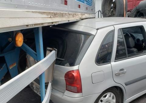 Carreta engole carro e para trânsito em cruzamento em Manaus