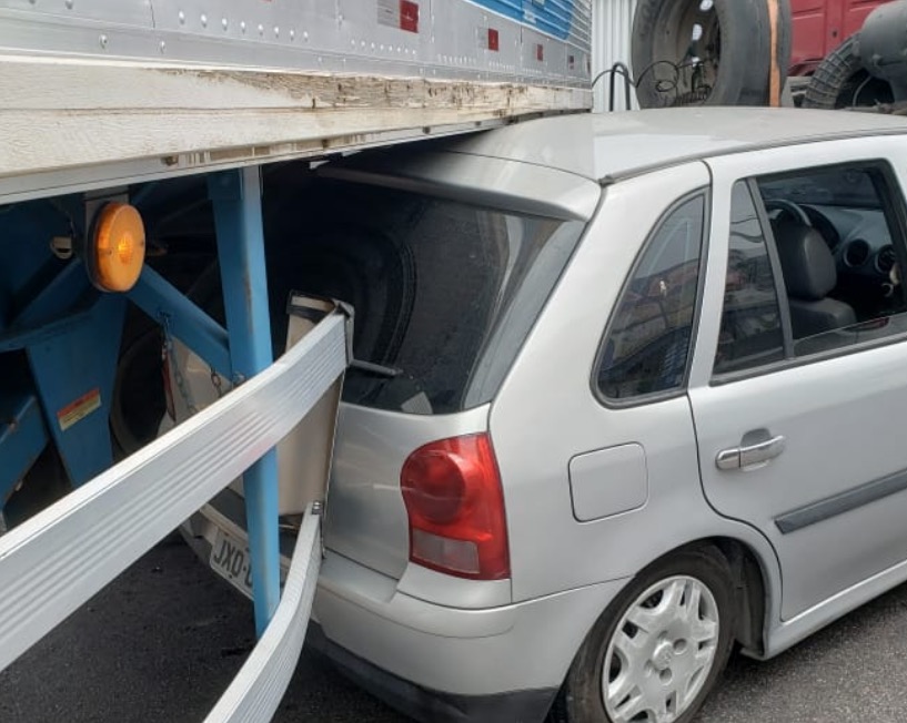 Carreta engole carro e para trânsito em cruzamento em Manaus