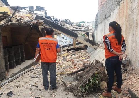 Casas correm risco de desabar após incêndio em loja da Esplanada, em Manaus 