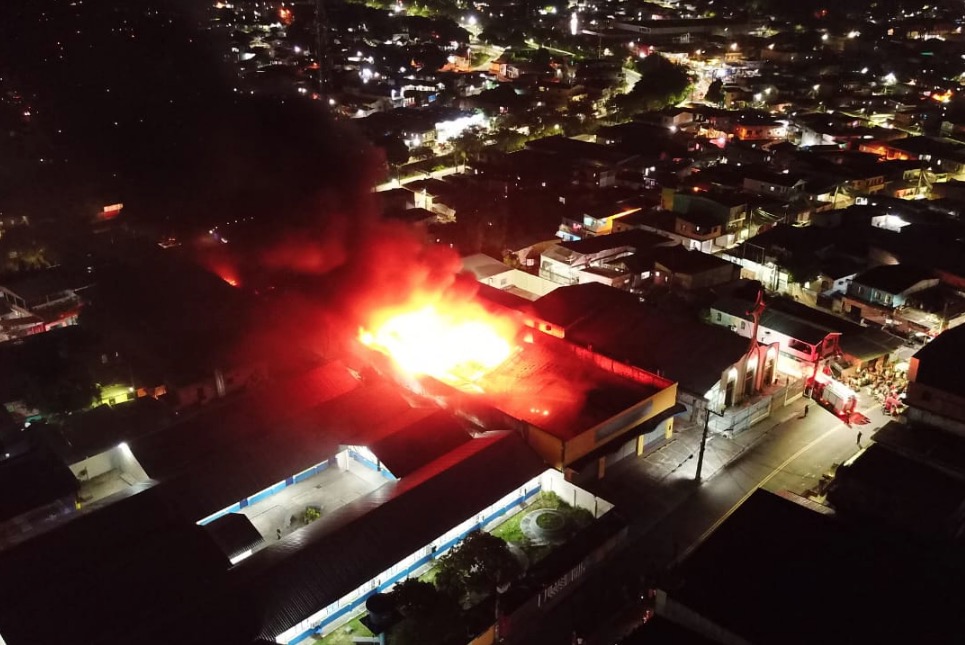 Casas correm risco de desabar após incêndio em loja da Esplanada, em Manaus 