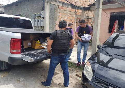 Trio rouba carro dos correios, troca tiros com a polícia e acaba preso em Manaus 
