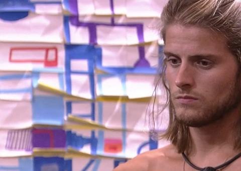 BBB20: Daniel é flagrado tirando sujeira do ouvido e colocando na boca; veja vídeo  