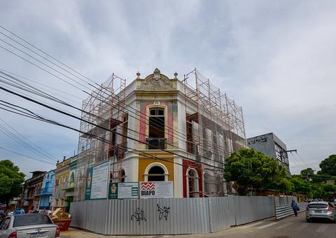 Biblioteca municipal faz mudança de acervo em Manaus