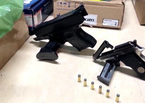 Homem cai de telhado e tenta fazer família refém após assaltar furgão dos Correios em Manaus 