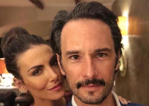 Em foto sexy rara, esposa de Rodrigo Santoro posa em praia com camisa molhada