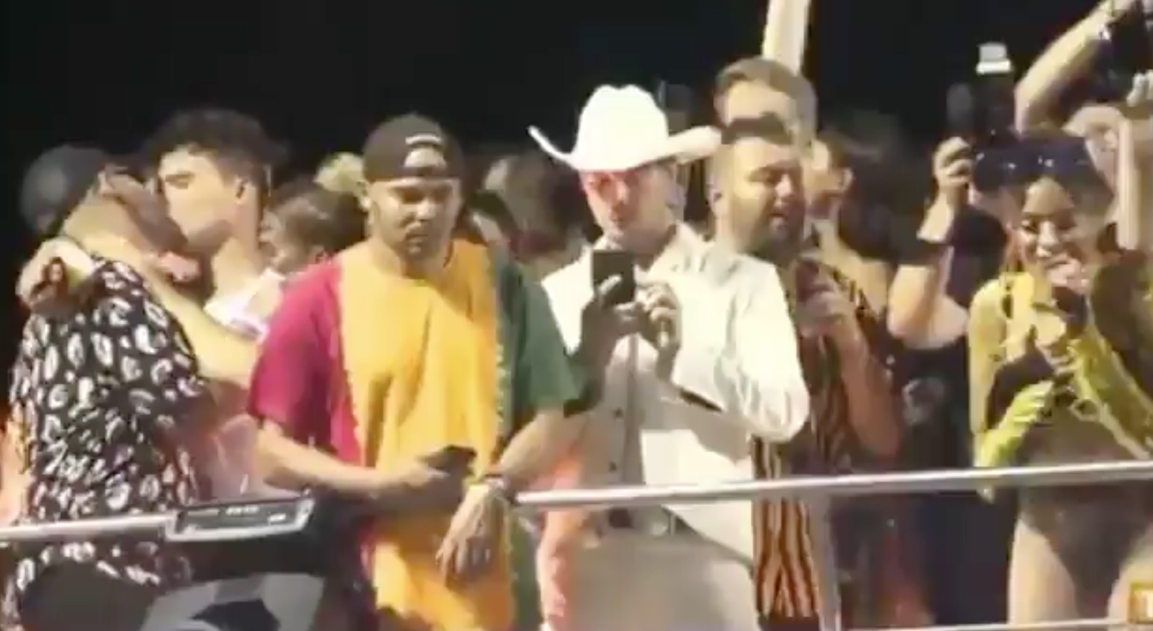 Hugo Gloss é flagrado dando beijaço em moreno no trio elétrico de Anitta