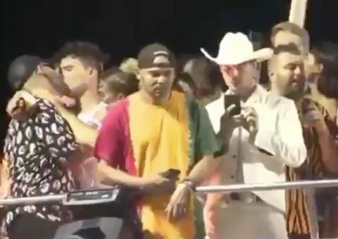 Hugo Gloss é flagrado dando beijaço em moreno no trio elétrico de Anitta